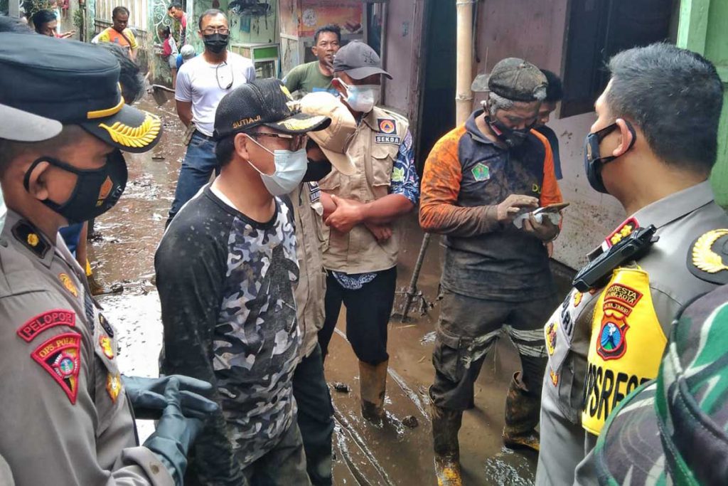 Walikota berkoordinasi dengan Kapolresta Makota, selepas bersih-bersih. (jaz) - Walikota Ikut Bersihkan Endapan Lumpur, Siap Penuhi Asupan Makanan
