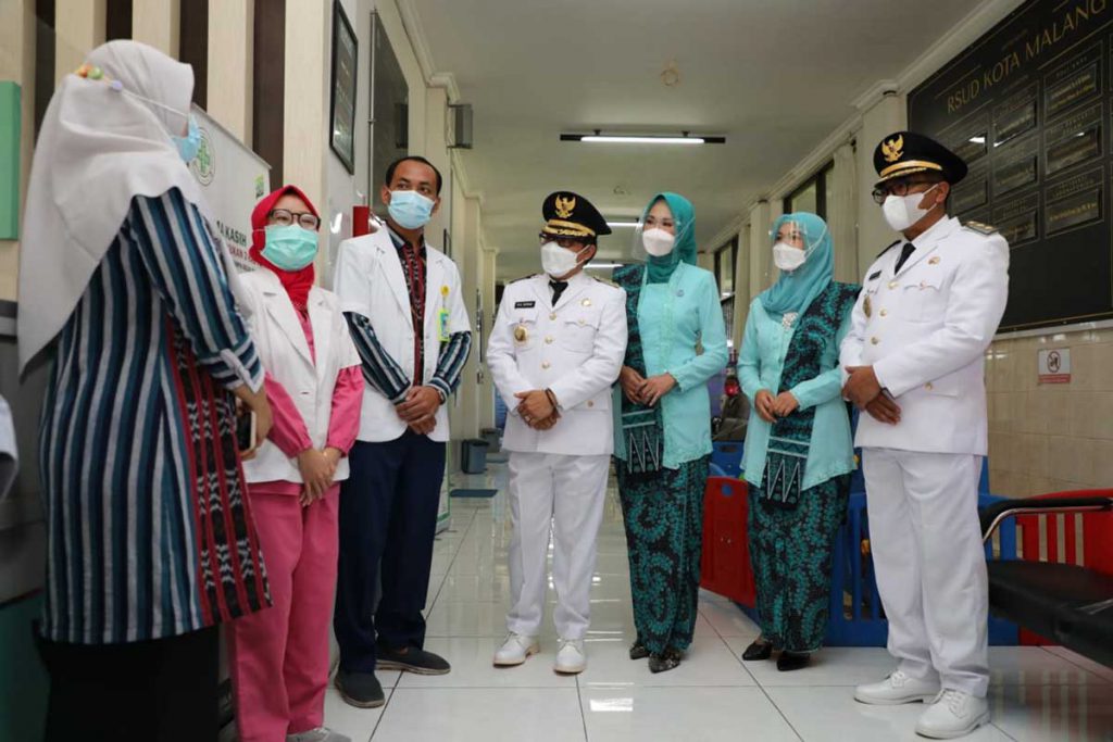 Walikota dan Wawali Kota Malang mengunjungi RSUD Kota Malang. (ist) - Layanan Edukasi Kesehatan 'MBOIS' RSUD Kota Malang Raih Juara II APIK