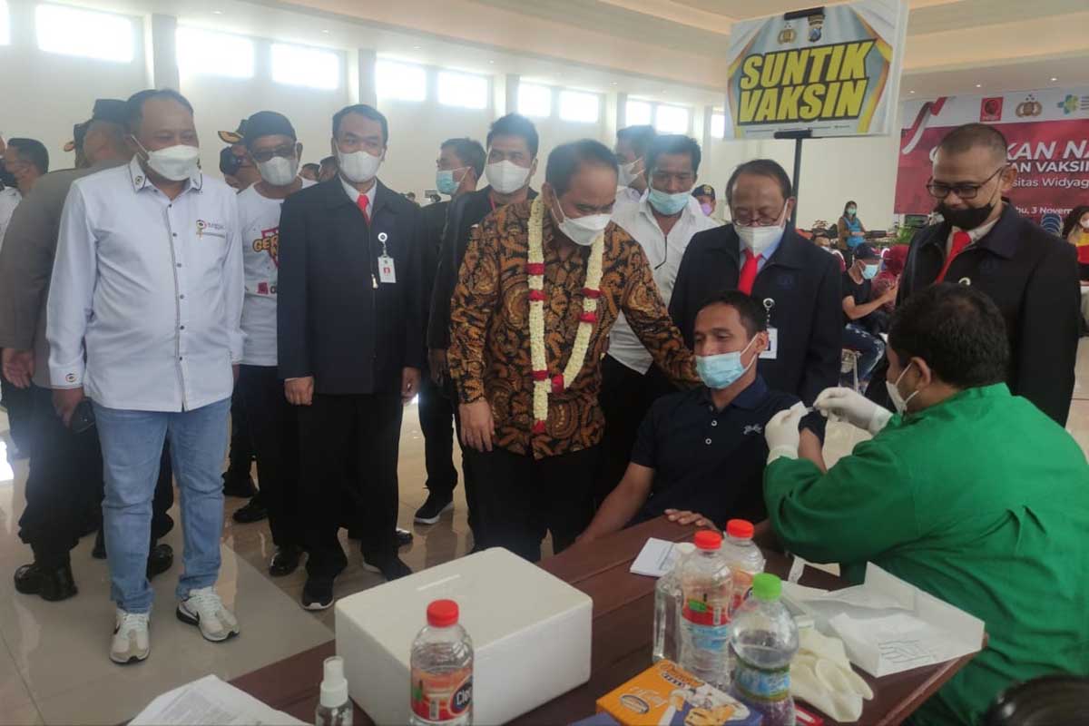 Wamendes didampingi Rektor UWG dan Ketua IKAWIGA, meninjau pelaksanaan vaksinasi massal. (rhd) - Wamendes Apresiasi UWG Gelontorkan 5.000 Dosis Vaksin