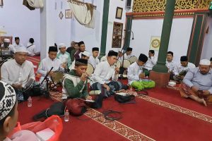 Warga Kampung Putih berdzikir dan selawat. (ist) - Pasca Banjir, Warga Kampung Putih Helat Dzikir dan Selawat