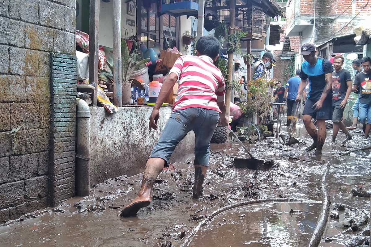 Warga bahu membahu membersihkan sampah dan endapan lumpur. (jaz) - Warga Terdampak Banjir Bandang Gotong Royong Bersihkan Sampah dan Lumpur
