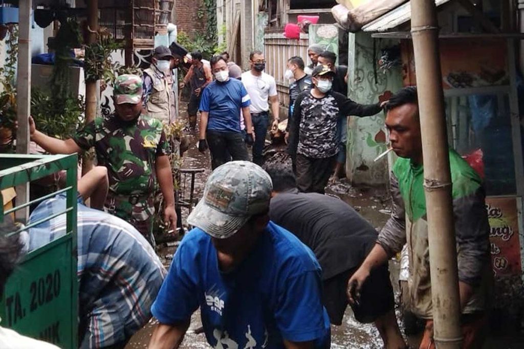 Warga dibantu jajaran TNI/Polri dan sejumlah relawan. (jaz) - Warga Terdampak Banjir Bandang Gotong Royong Bersihkan Sampah dan Lumpur