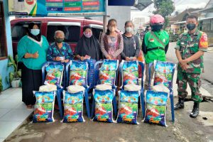 Warga perwakilan penerima bantuan rasda BPNTD. (ist) - 120 Warga Pra Sejahtera Mulyorejo Terima Bantuan Rasda