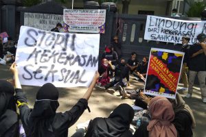 Aksi berlangsung di depan DPRD Kota Malang. (jaz) - Puluhan Mahasiswa Tuntut Permendikbud Hingga Tolak Peninjauan RUU PKS