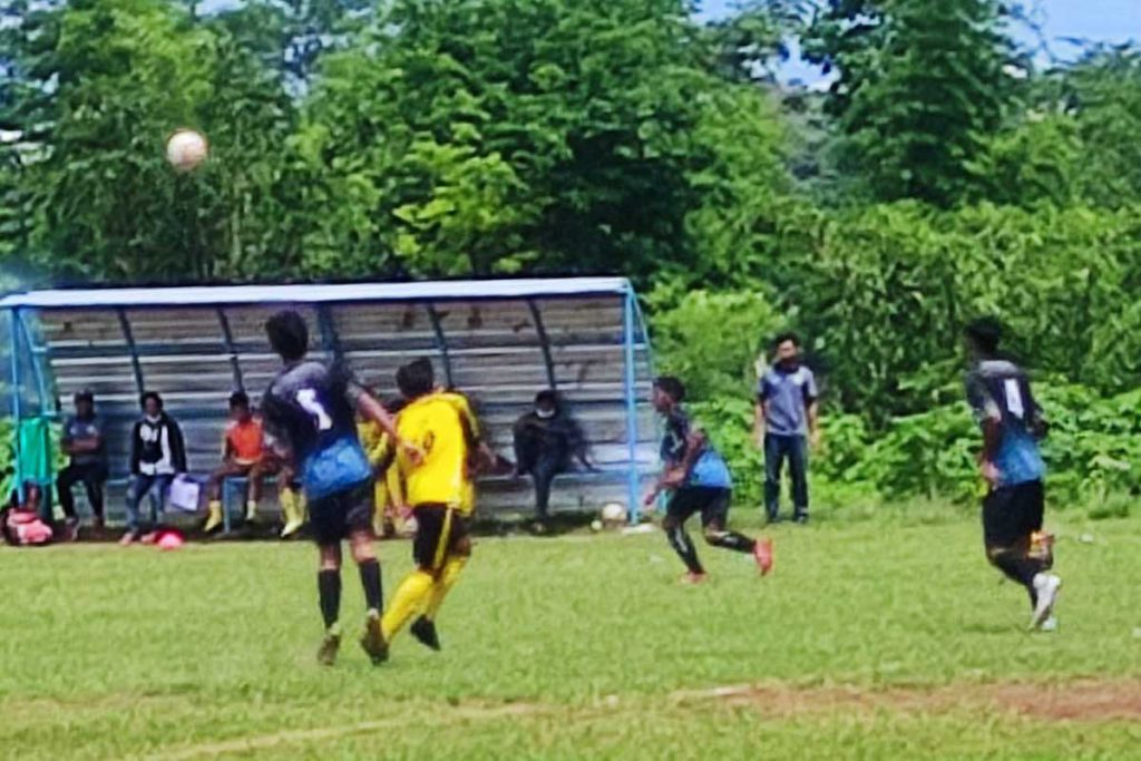 Aksi pemain ARG menguasai permainan. (rhd) - ARG Academic FC Fasilitasi Bibit Pesebakbola Malang Raya - Dari kalangan tak mampu, namun skill berkualitas