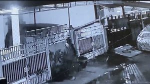 TEREKAM - Aksi pencurian sepeda balap dan sepeda gunung yang terjadi di Perumahan Surya Asri Desa Sidokepung, Kecamatan Buduran, Sidoarjo terekam CCTV dan pelaku berhasil menggondol 3 sepeda dalam semalam, Kamis (09/12/2021) dini hari - Semalam Perumahan Surya Asri Diobok-Obok Kawanan Pencuri - 3 Sepeda Balap Bernilai Puluhan Juta Amblas