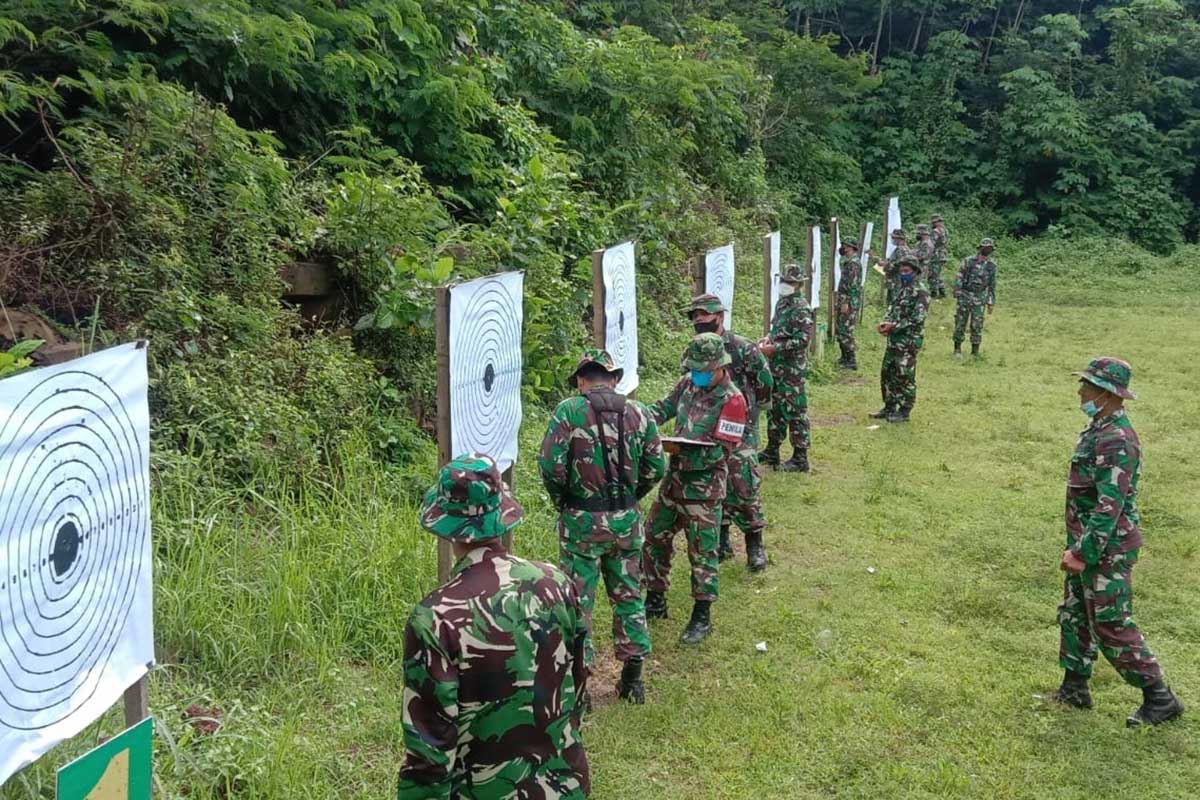 Anggota Kodim 0833/Kota Malang melihat poin hasil tembakan. (ist) - Asah Kemampuan, Anggota Kodim 0833 Latihan Menembak Senjata Ringan