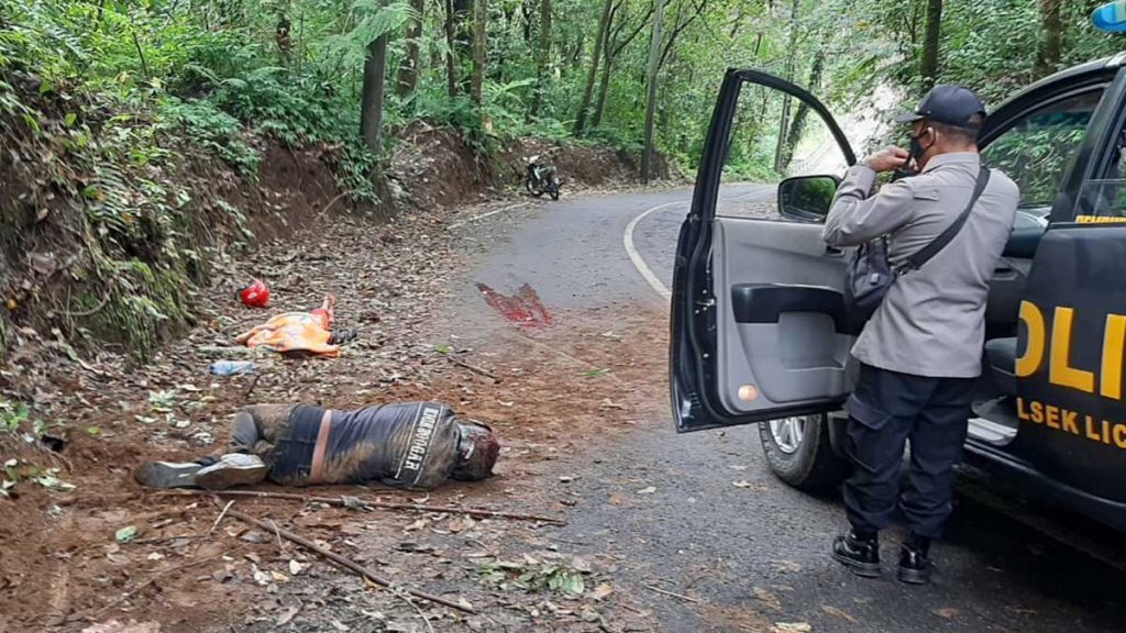 Anggota Polsek Licin ketika mengevakuasi korban Kecelakaan di jalur Ijen - Rem Blong Satu Keluarga Kecelakaan Di Jalur Ijen, Satu Tewas