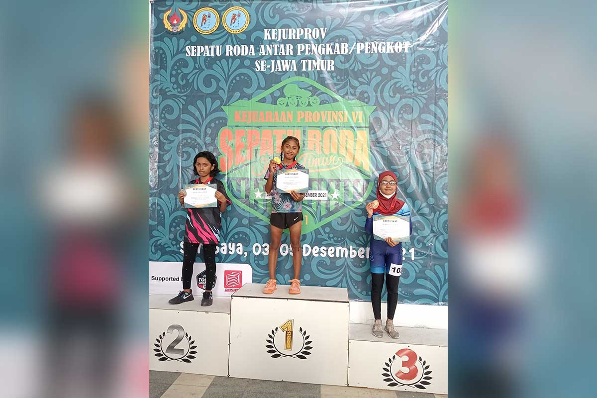 JUARA : Atlet andalan Kabupaten Gresik May Annaya Syahputri (Memey/tengah) naik podium menerima emas Kejurprov 2021 di arena GBT - Tim Sepatu Roda Gresik Rebut 3 Emas di Hari Pertama Kejurprov