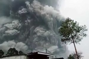 Awan panas dan guguran erupsi Gunung Semeru. (ist) - Erupsi Semeru, 27 Hilang dan 15 Warga Meninggal