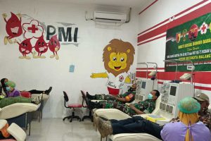 Beberapa anggota TNI, Persit dan FKPPI mendonorkan darahnya. (ist) - Peringati Hari Juang TNI-AD, Kodim 0833 Gelar Baksos Donor Darah