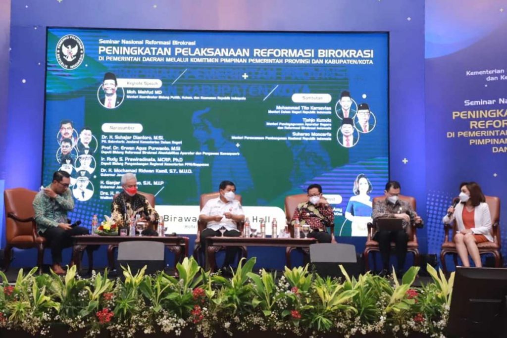 Bersama para pemateri lain dalam peningkatan pelaksanaan reformasi birokrasi. (ist) - Sutiaji Paparkan Pelaksanaan Reformasi Birokrasi Pemkot Malang di Seminar Kemenko Polhukam
