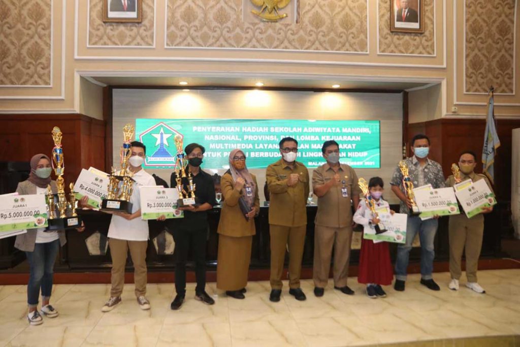 Bersama para pemenang. (ist) - Pemkot Malang Berikan Apresiasi Sekolah Adiwiyata dan Lomba Multimedia