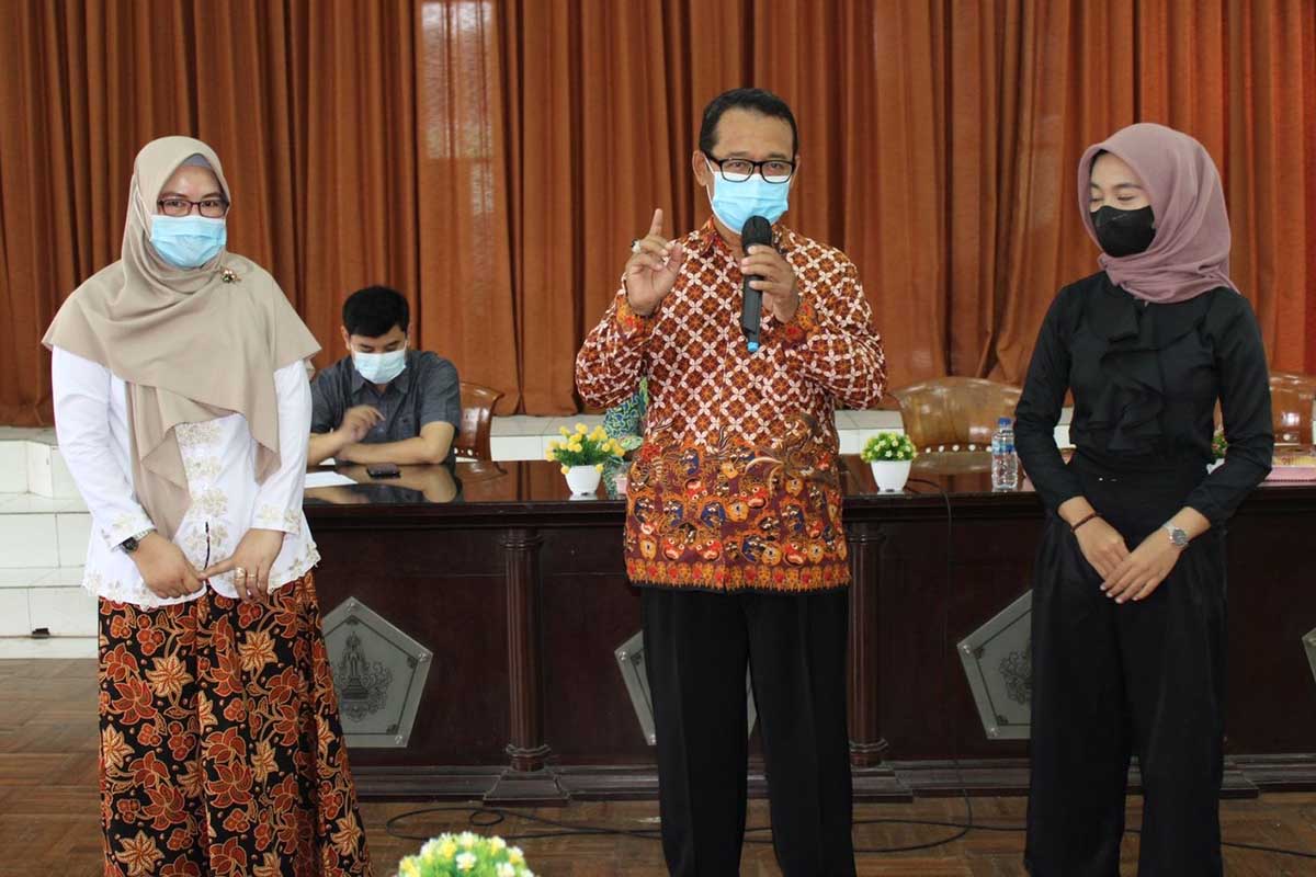 Camat Klojen, Drs Heri Sunarko MSi, bersama pengurus Forum Anak, diharapkan mampu menularkan edukasi bijak bermedsos. (ist) - Pemkot Malang Gandeng Forum Anak Kuatkan Edukasi Bijak Bermedsos