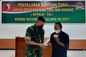 Dandim menyerahkan simbolis bantuan tunai untuk PKL dan warung. (ist) - Kodim 0833 Serahkan Bantuan Tunai untuk PKL dan Warung