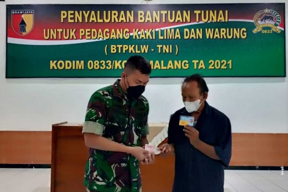 Dandim menyerahkan simbolis bantuan tunai untuk PKL dan warung. (ist) - Kodim 0833 Serahkan Bantuan Tunai untuk PKL dan Warung