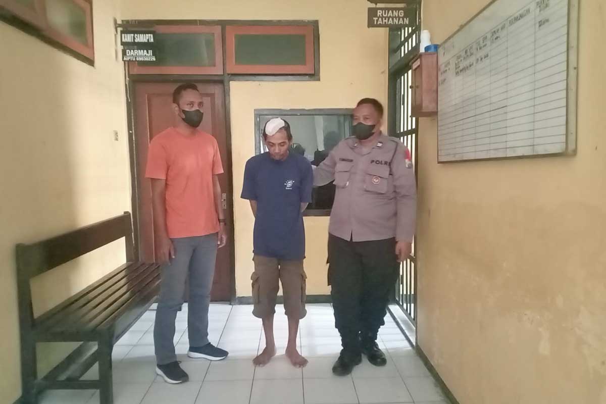 Diapit anggota Polsek Banyuwangi Kota, Kholil (25) warga Dusun Selogiri, Desa Ketapang ditetapkan tersangka oleh Polsek Banyuwangi Kota diduga mencuri kabel listrik milik PT Kertas Basuki Rahmat. (Foto: Aras Sugiarto, SERU.co.id) - Curi Kabel Listrik Di PT KBR Banyuwangi, Kholil Warga Selogiri Masuk Bui