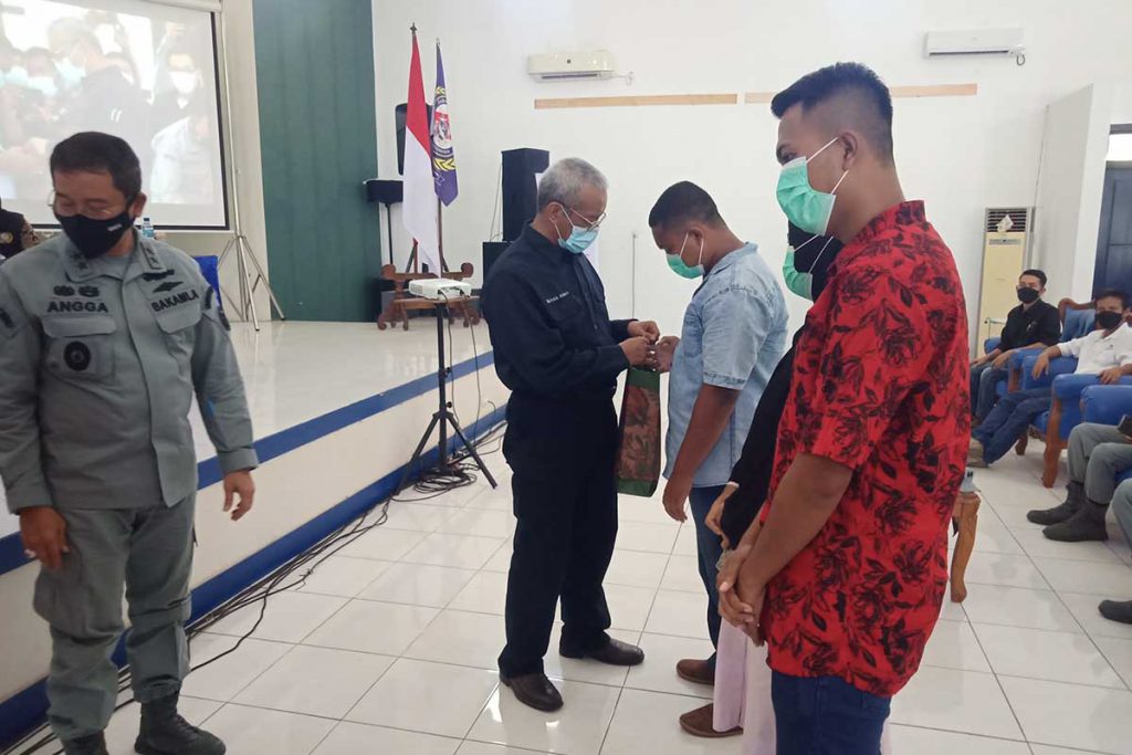 Direktur PT Bumi Suksesindo, Boyke Abidin menyerahkan piagam pelatihan lanjutan peningkatan kompetensi kepada anggota Rapala Bakamla RI Banyuwangi - Deputi Inhuker Bakamla RI Menutup Kegiatan Pelatihan Lanjutan Peningkatan Kompetisi Rapala
