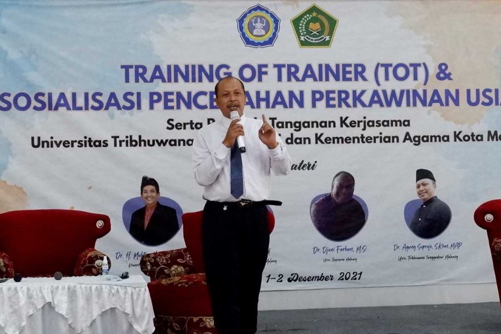 Dosen Unitri Dr Agung Suprojo, SKom, MAP, menyampaikan pentingnya peran mahasiswa dalam kehidupan bermasyarakat. (ist) - Unitri Gandeng Kemenag Sosialisasi Pencegahan Perkawinan Usia Dini