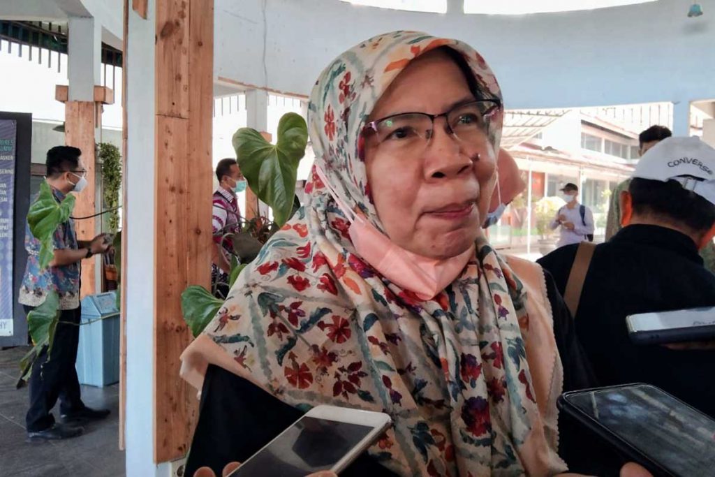 Dosen peneliti utama, Dr Ir Listiari Hendraningsih menjelaskan riset olahan limbah. (jaz) - Dosen UMM Ciptakan Pakan Pedet Dari Limbah Keju