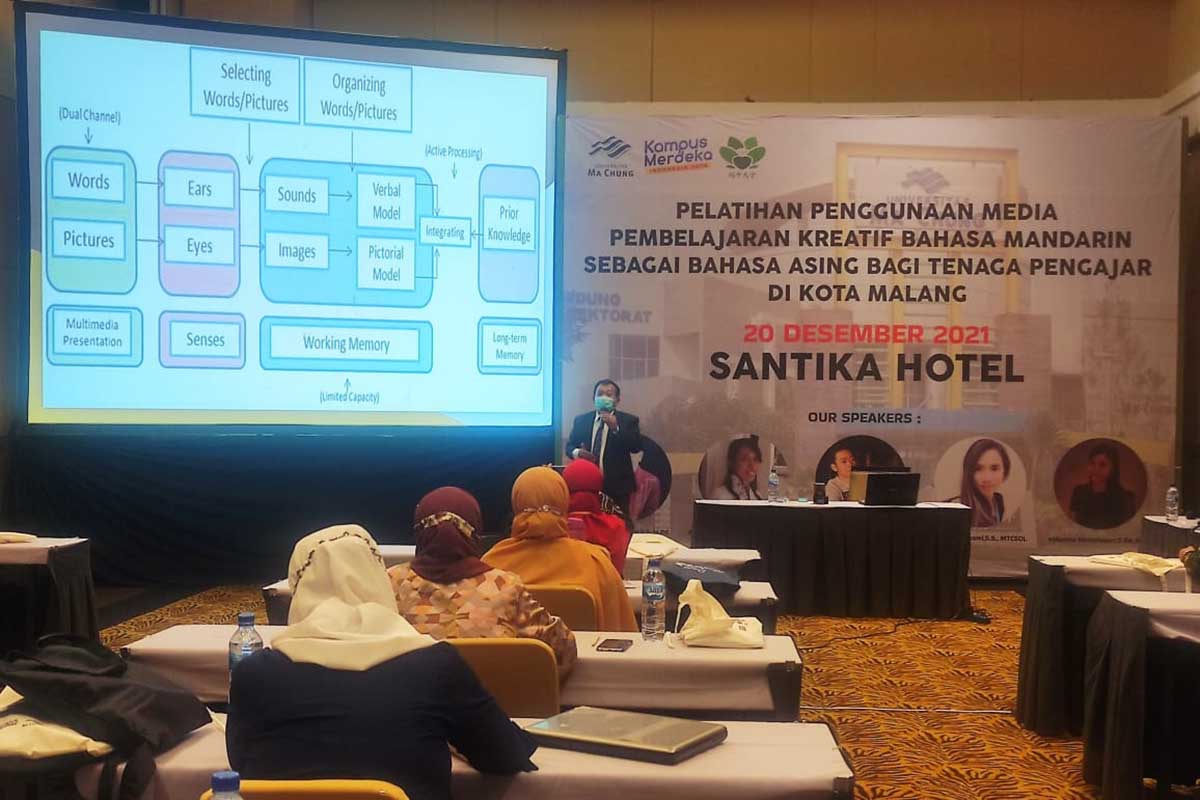 Dr Daniel Ginting, SS, MPd memperkenalkan pola MPK kepada pengajar bahasa Mandarin. (ist) - Ma Chung Tularkan Metode MPK Bahasa Mandarin Bagi Pengajar di Kota Malang