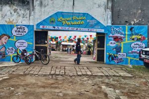 Gate depan Lokal Pride Parade nampak menarik minat pengunjung. (jaz) - Unik, Vaksin-Bazar-Pertunjukan Jadi Satu Lokasi