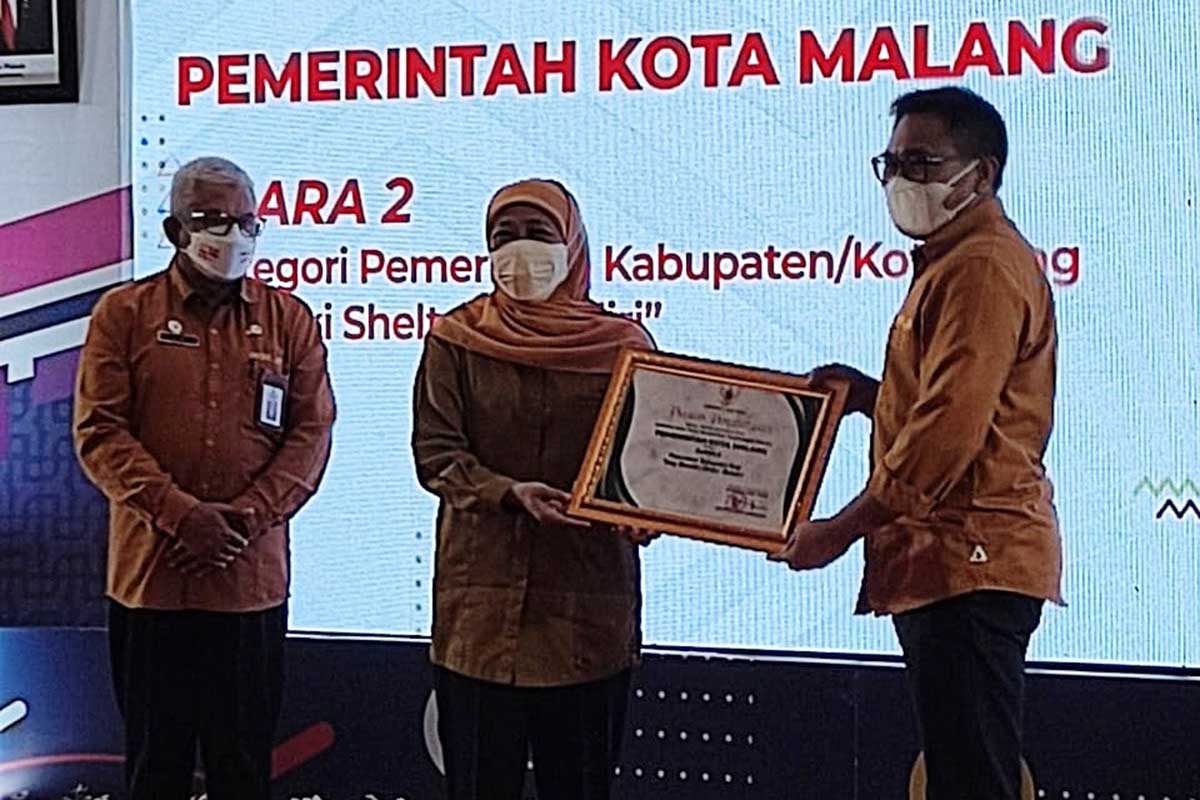 Gubernur Jatim Khofifah Indar Parawansa menyerahkan penghargaan kepada Wakil Wali Kota Malang, Ir H Sofyan Edi Jarwoko. (ist) - Gubernur Khofifah Berikan Penghargaan untuk Shelter Lansia Kota Malang
