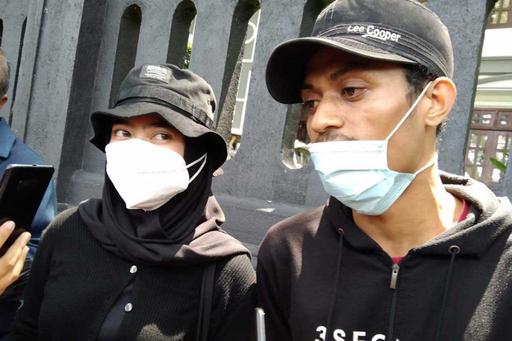 Humas Aksi Massa, Adel dan Owen menjelaskan tuntutan kepada pemerintah. (jaz) - Puluhan Mahasiswa Tuntut Permendikbud Hingga Tolak Peninjauan RUU PKS