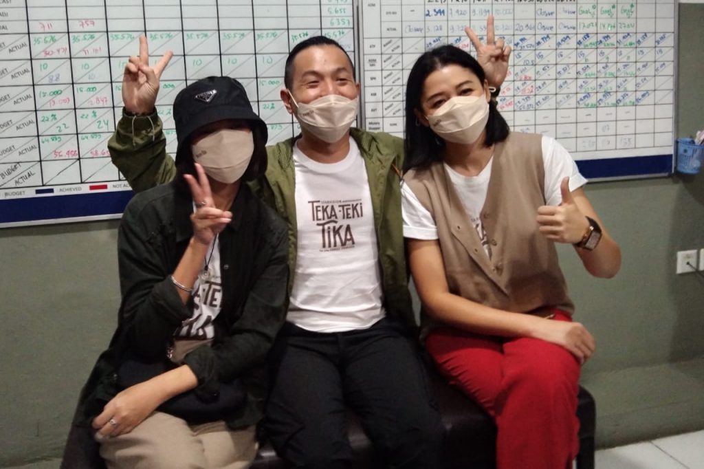 Ernes Prakasa bersama dua bintang pemeran film 'Teka Teki Tika' dalam konferensi pers.