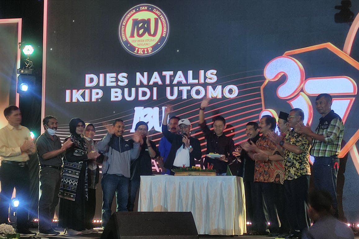 Pemotongan tumpeng simbolis Dies Natalis ke-37 IKIP Budi Utomo (IBU) Malang.