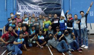 Para juara bersama peserta dan panitia turnamen bulutangkis - Wartawan SERU Sukses Berebut Juara Turnamen Bulutangkis SIWO Kota Malang