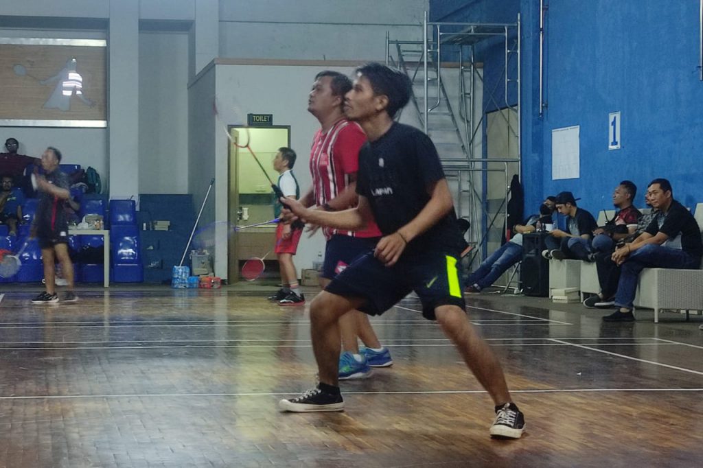 Salah satu aksi pemain yang berlaga di turnamen bulutangkis.