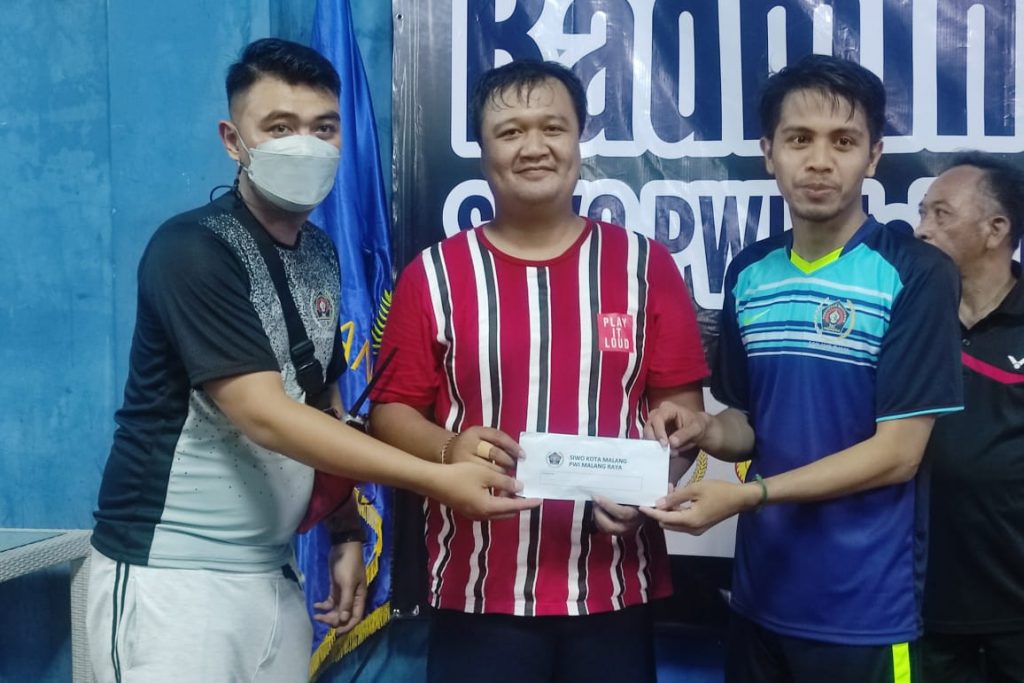 Wartawan SERU.co.id, Madchan Jazuli (kanan), menerima hadiah.