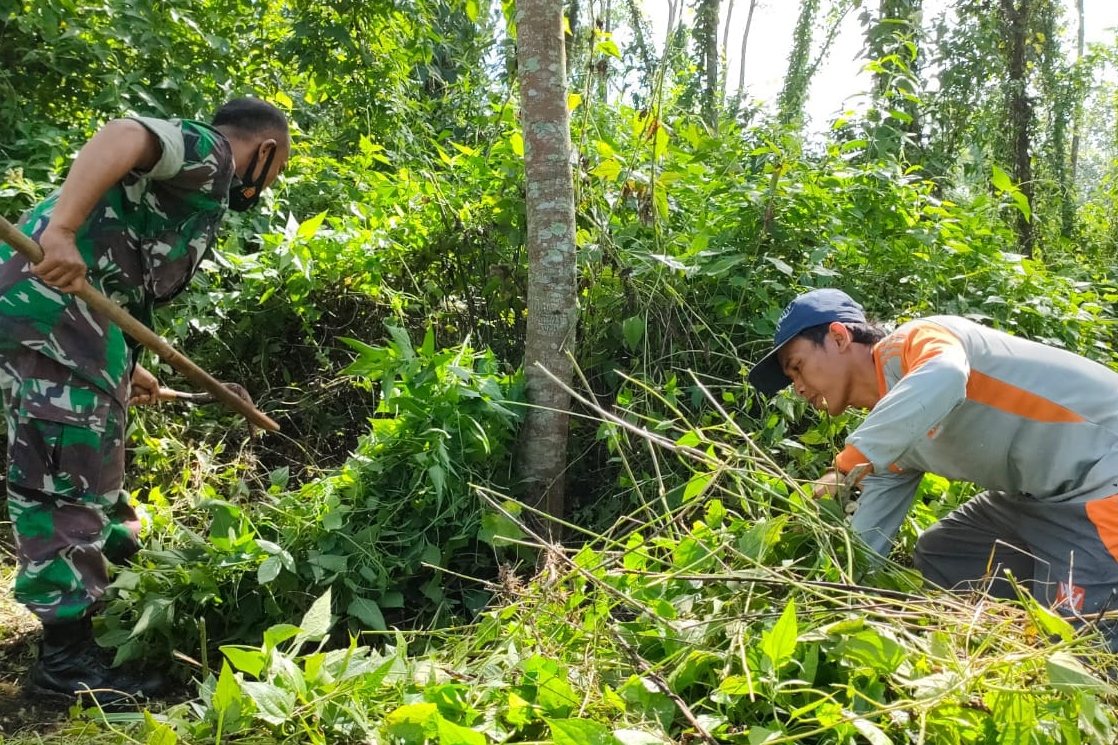 TNI dan warga Tlogowaru kerja bakti bersihkan lingkungan.