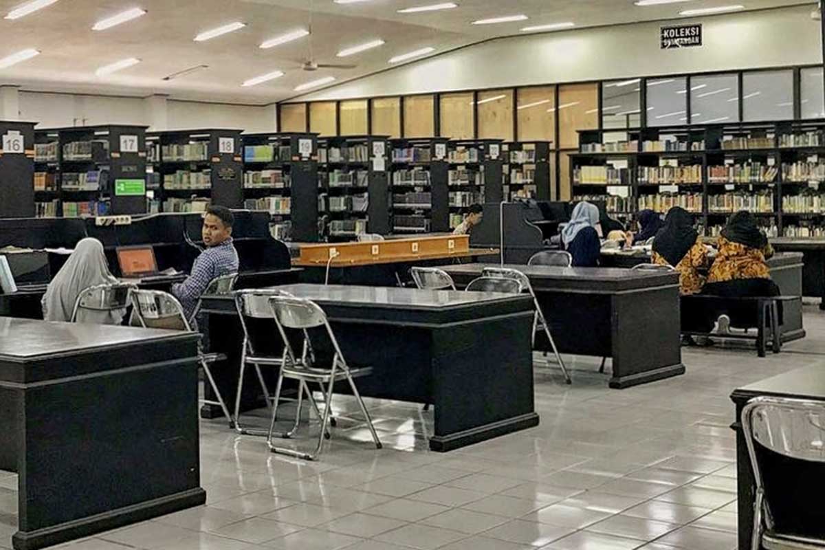 Ilustrasi mahasiswa sedang membaca buku. (ist) - 'Bukan Kebutuhan' Penyebab Minat Baca Menurun