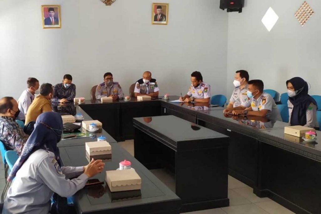 Jajaran Dishub bersama dinas terkait setelah proses undian. (ist) - Dishub Beri Hadiah Sepeda pada Tujuh Plat Nopol Pemenang Undian e-parking