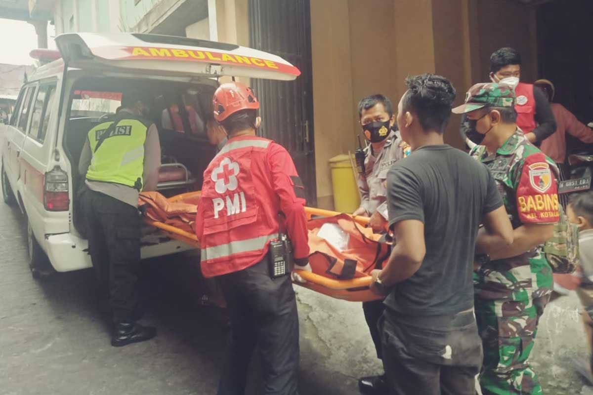 Jenazah dievakuasi. (ist) - BAB Terpeleset, Pria Ini Ditemukan Tewas