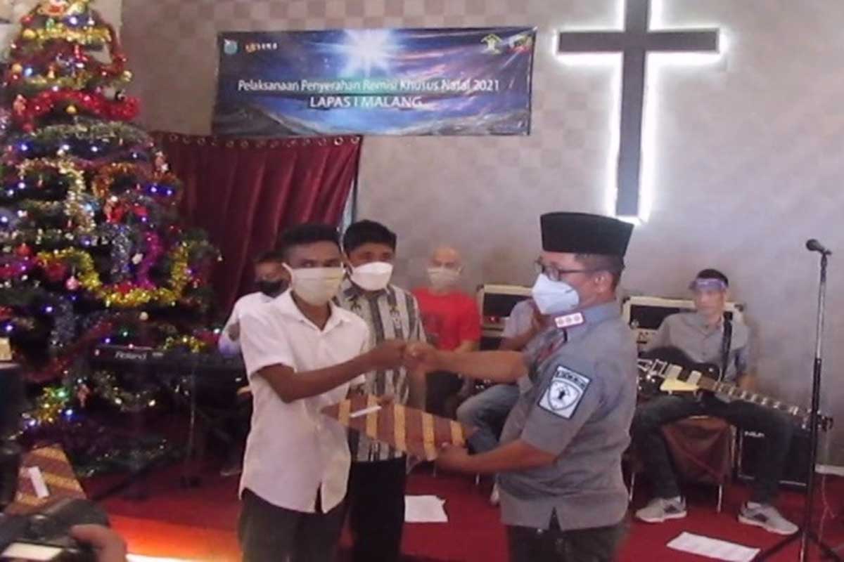 Kalapas Kelas I Malang Lowokwaru, RB Danang Yudiawan memberikan remisi langsung kepada WBP. (ist) - Kado Natal, 42 WBP Lapas Kelas I Malang Dapat Remisi