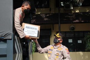 Kapolresta Makota turut menaikkan bantuan melalui armada truk Polresta Makota. (ist) - 'Pamor Persada' Akabri 2000 Bantu Korban Erupsi Gunung Semeru