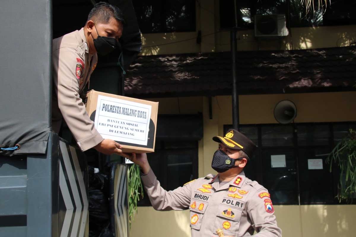 Kapolresta Makota turut menaikkan bantuan melalui armada truk Polresta Makota. (ist) - 'Pamor Persada' Akabri 2000 Bantu Korban Erupsi Gunung Semeru