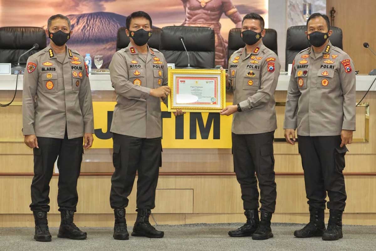 Kapolresta Malang Kota menerima penghargaan yang diberikan melalui Kapolda Jatim. (ist) - Panic Button On Hand Antarkan Polresta Makota Raih Top 15 Inovasi Pelayanan Publik 2021
