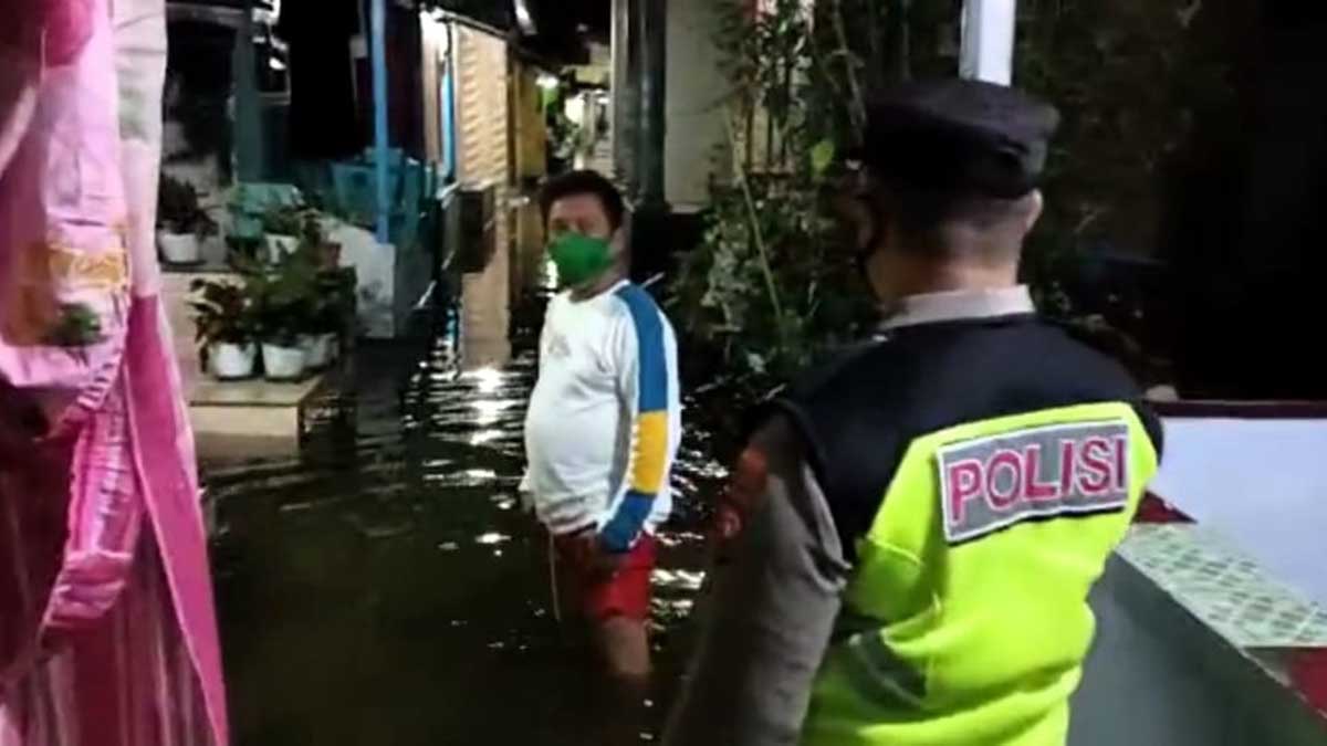 Kapolsek Banyuwangi Kota, AKP Kusmin ketika meninjau warga yang terdampak banjir di wilayah Kecamatan Banyuwangi - Ratusan Rumah Di Banyuwangi Terendam Banjir