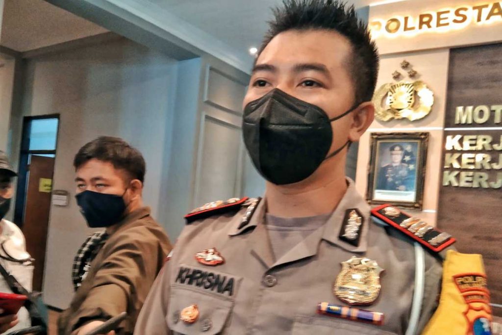 Kasatlantas Polresta Malang Kota, AKP Yoppi Anggi Khrisna, menjelaskan monitoring operasi jam malam pergantian tahun baru. (jaz) - Polresta Makota Libatkan Polsek Operasi Jam Malam Tahun Baru