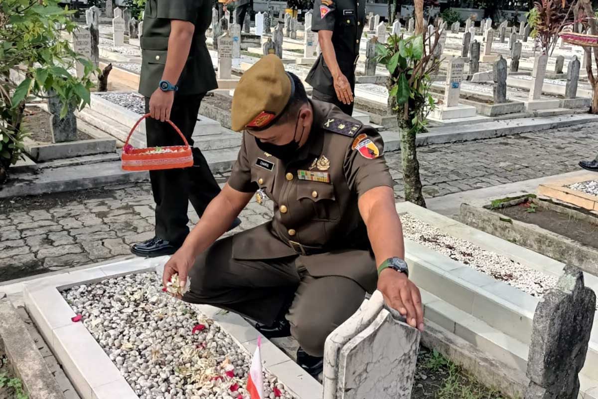 Kasdim 0833/ Kota Malang Mayor Arm Chairul Effendy ziarah di TMP Untung Suropati. (ist) - Jelang HUT ke-76 Korps Armed, Tabur Bunga di TMP Untung Suropati