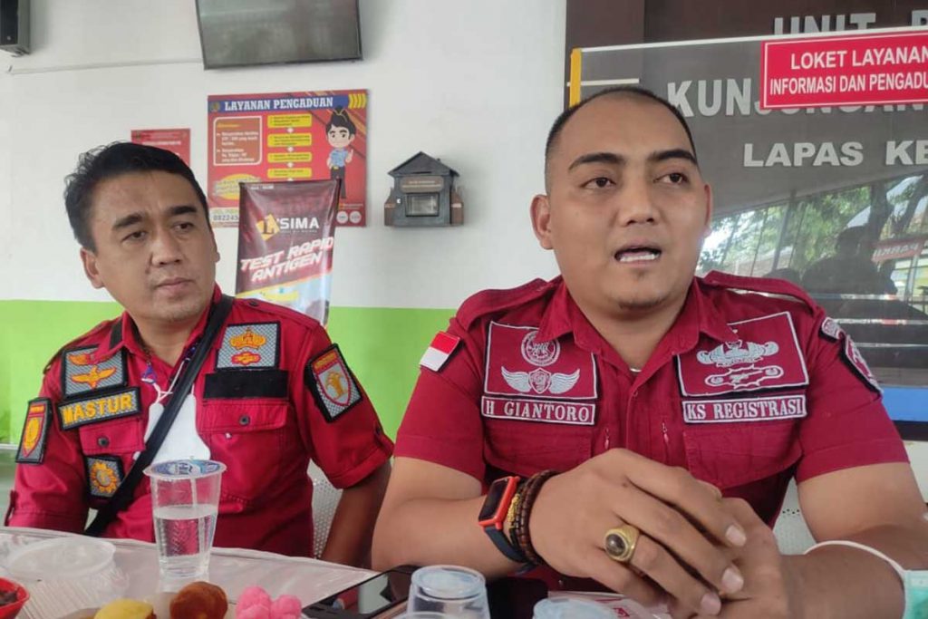 Kasi Registrasi Lapas Kelas I Malang, Hengki Giantoro (kanan), mendampingi Kepala KPLP Mastur (kiri). (rhd) - Kado Natal, 42 WBP Lapas Kelas I Malang Dapat Remisi