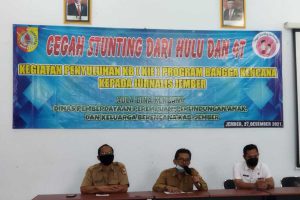 Kepala DP3AKB Kabupaten Jember berikan penyuluhan KIE Program Bangga Kencana kepada jurnalis Jember. (ist) - Sinergi DP3AKB Jember-Media Massa Sukseskan Program Bangga Kencana