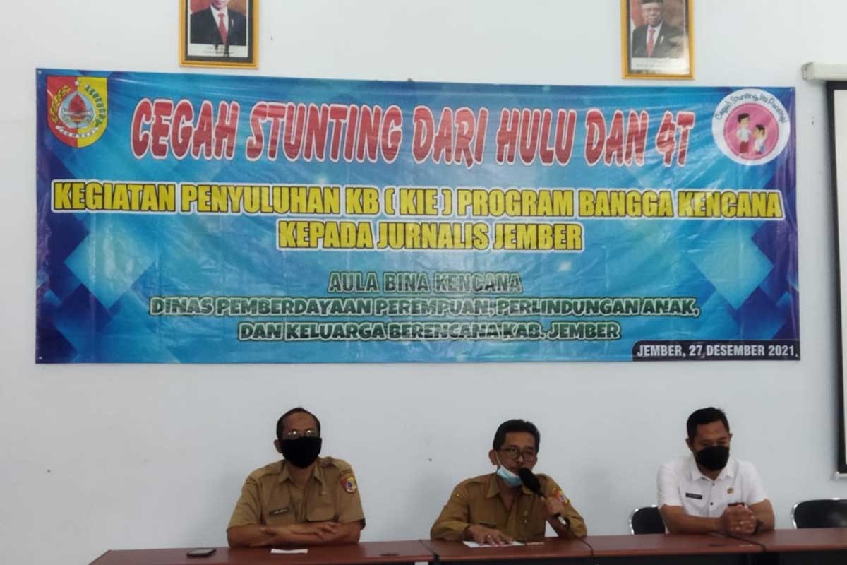 Kepala DP3AKB Kabupaten Jember berikan penyuluhan KIE Program Bangga Kencana kepada jurnalis Jember. (ist) - Sinergi DP3AKB Jember-Media Massa Sukseskan Program Bangga Kencana