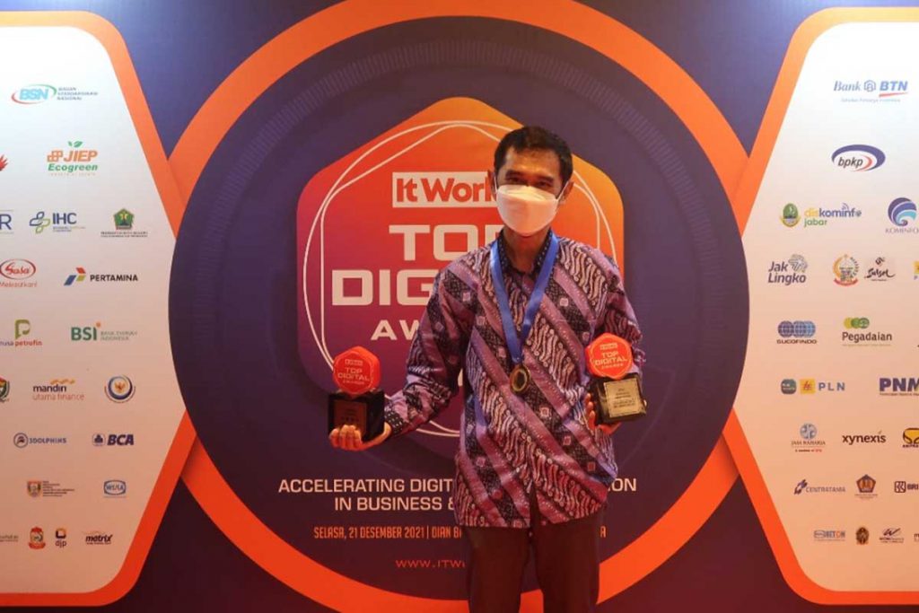 Kepala Dinas Komunikasi dan Informatika (Diskominfo) Kota Malang Muhammad Nur Widianto, SSos, menunjukkan penghargaan yang diterima. (ist) - Lagi, Pemkot Malang Borong Penghargaan Top Digital Implementation 2021
