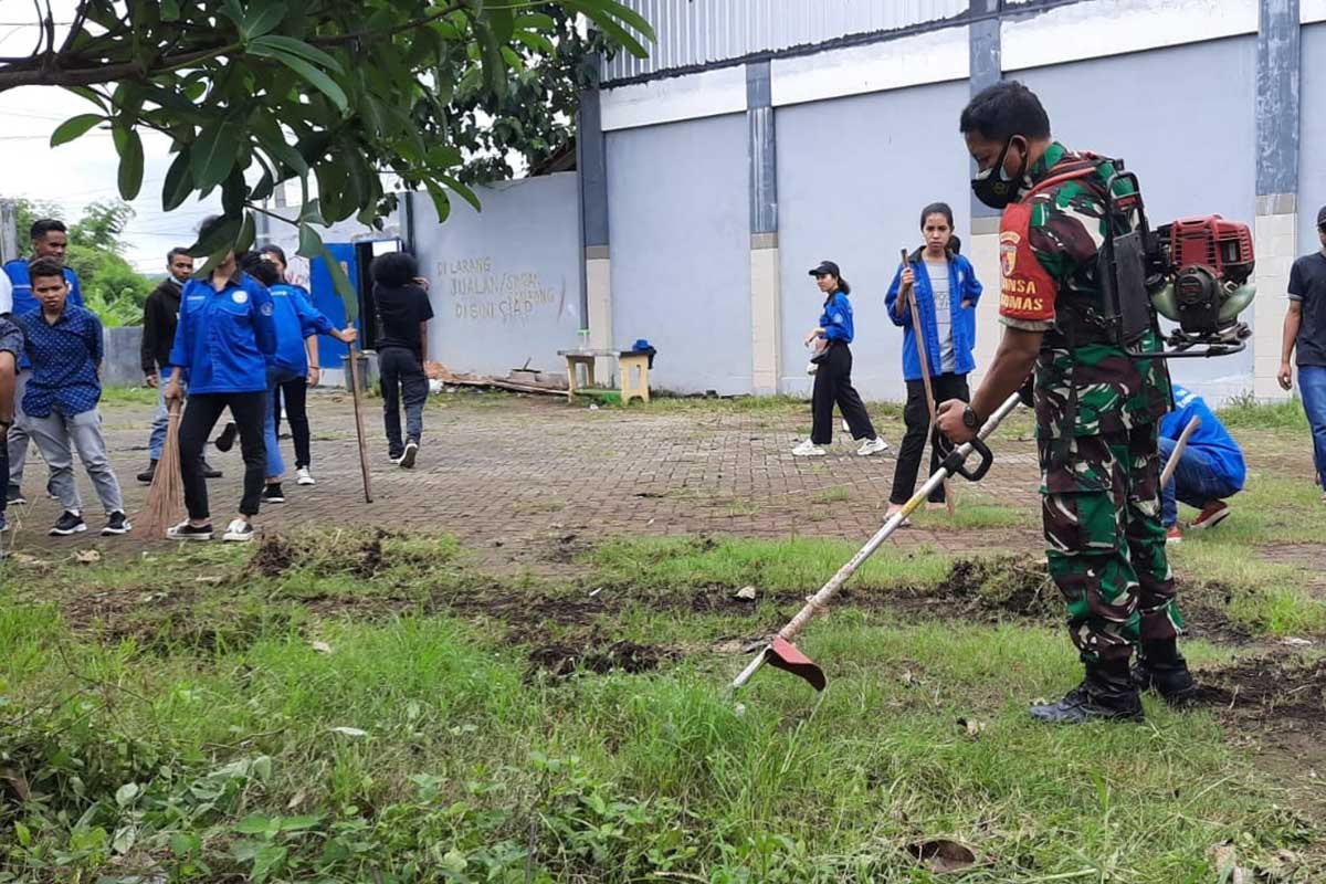 Kerjabakti Babinsa bareng mahasiswa Unitri. (ist) - Babinsa Kerja Bakti Bareng Mahasiswa Unitri