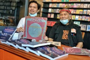 Ketua MMI, Hengki Herwanto menunjukkan salah satu album. (jaz) - MMI Sukses Dokumentasi 100 Album Musik Tradisi Nusantara